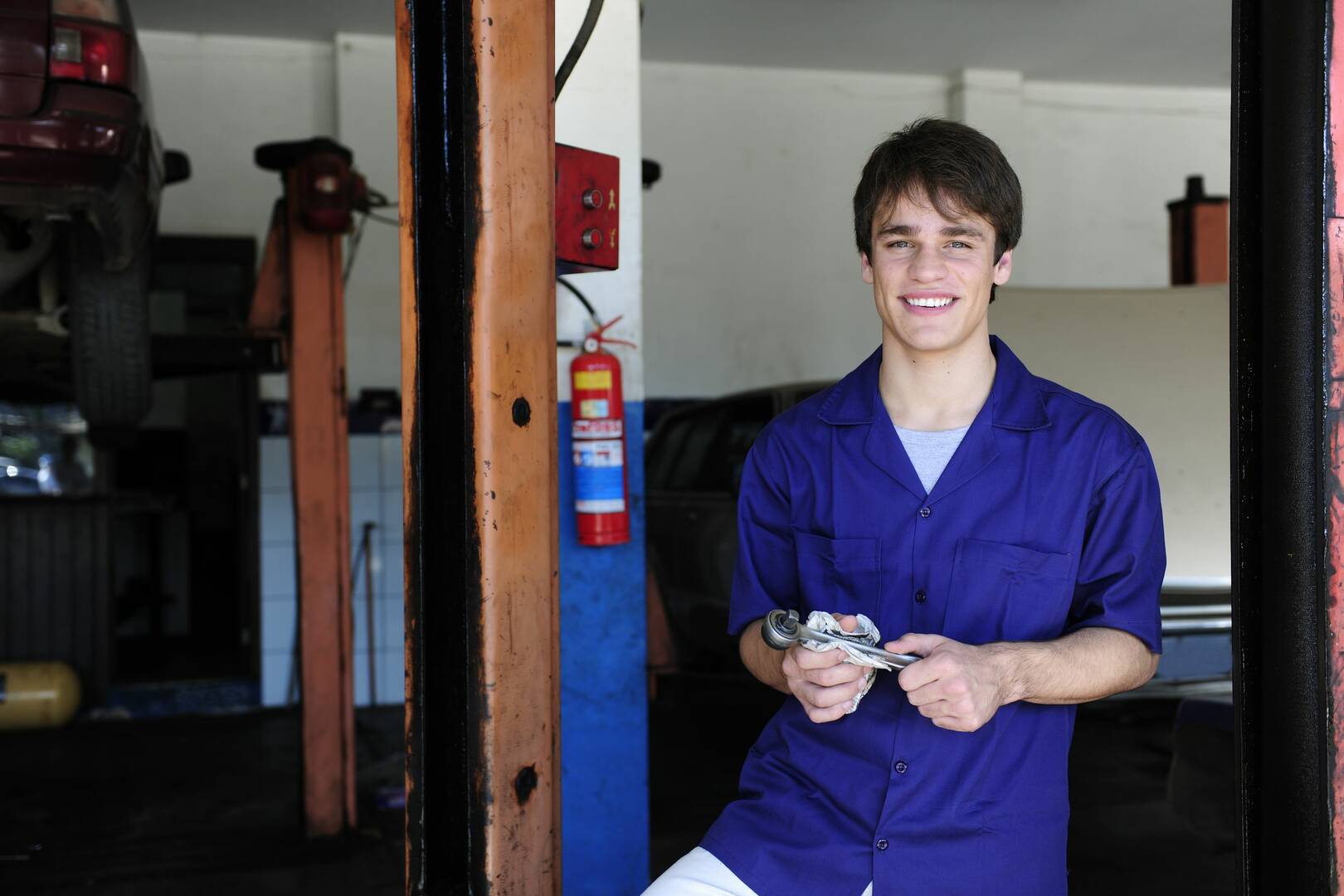 AKERS AUTO GLASS-LINDSAY